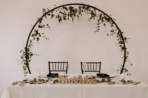 Circle Arch With Greenery, Minimalist Wedding Arch Circle, Gold Circle Arch With Greenery, Circle Arch Behind Sweetheart Table, Wedding Circle Arch Decor, Arch Behind Head Table, Bride And Groom Table Minimalist, Wedding Backdrops Head Table, Wedding Circle Tables