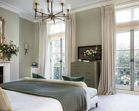 See how a Chelsea townhouse dovetails Georgian elegance with contemporary style | Chelsea Townhouse, London Bedroom, Georgian Style Homes, Georgian Interiors, Townhouse Interior, Georgian Townhouse, London House, Georgian Homes, Master Bedrooms Decor