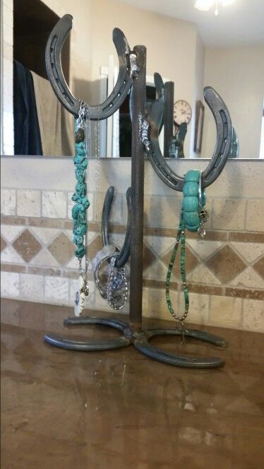 Horse Shoe Shelf, Horse Shoe Jewelry Holder, Horse Shoe Shoe Rack, Horse Shoe Shelves, Horseshoe Jewelry Holder, Diy Horse Shoe Crafts, Welded Horse Shoe Ideas, Horse Shoe Hat Holder, Welded Jewelry Holder