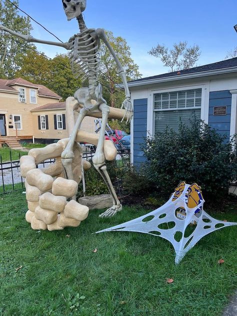 Guy Transforms Home Into Halloween House With a Giant Skeleton 12 Foot Skeleton, Giant Skeleton, Halloween History, Monster House, Carnival Halloween, Halloween Yard, Halloween Displays, First Halloween, Christmas Display