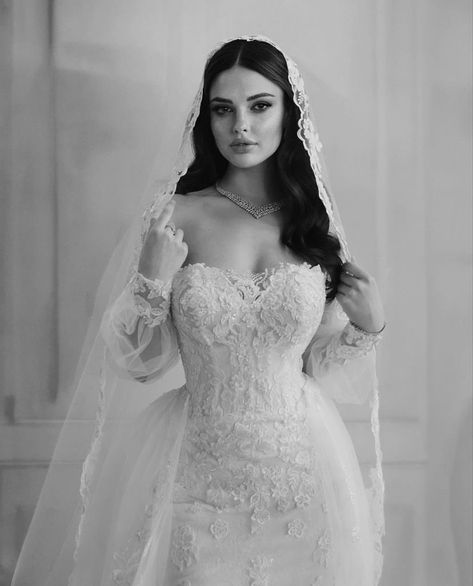 Catholic Wedding Dresses, Mexican Inspired Wedding, Dress With Veil, Bridal Hair Down, Fancy Wedding Dresses, Dark Wedding, Wedding Dress With Veil, Pretty Wedding Dresses, Wedding Ideas Dresses