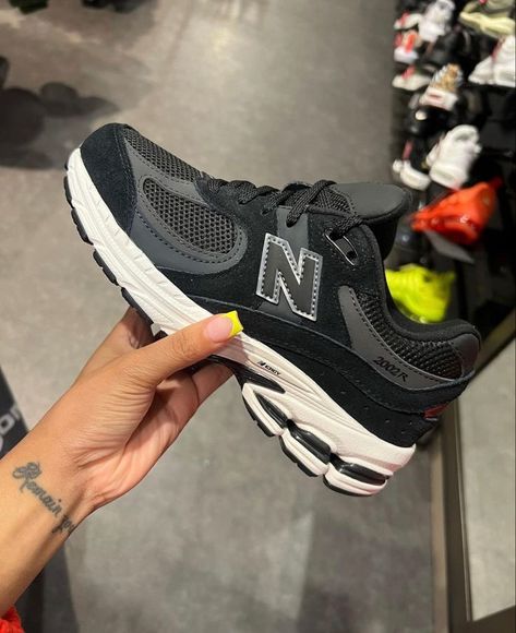 2002r New Balance, Shoes Black Women, Nmd Adidas, Pretty Sneakers, Nike Air Flight, Fly Shoes, New Balance 2002r, Trendy Shoes Sneakers, Preppy Shoes