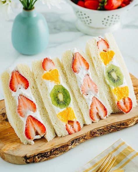 Japanese Fruit Sandwich Recipe, Japanese Fruit Sandwich, Alcohol Infused Fruit, Natural Juice Recipes, Rethink Your Drink, Energy Bars Healthy, Recipes Juice, Japanese Fruit, Japanese Milk Bread