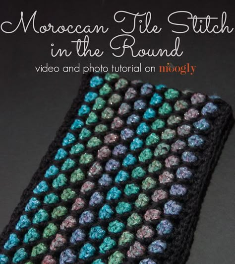 Learn how to #crochet the Moroccan Tile Stitch in the Round! Photo and Video Tutorial on Moogly! Afghan Stitch, Crochet Phone Cases, شال كروشيه, Crochet Cowls, Shawl Crochet, Moroccan Tile, Crochet Cowl, Crochet Tutorials, Crochet Stitches Patterns