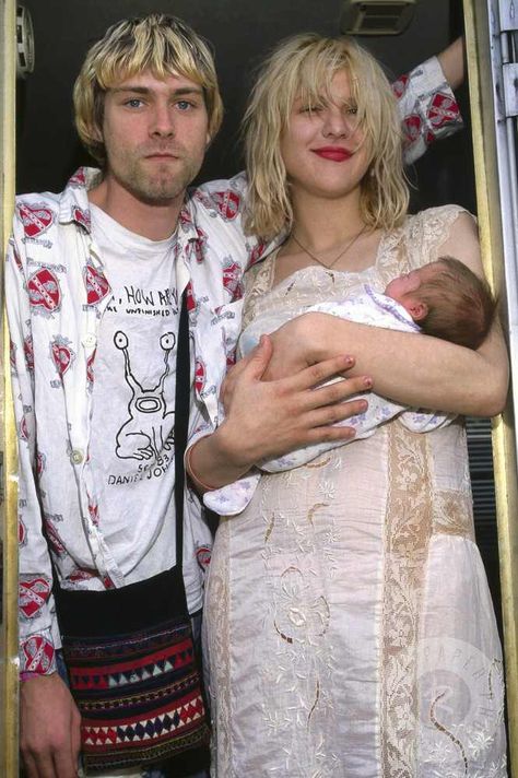 Kurt Kurt Cobain Courtney Love, Courtney Love Kurt Cobain, Kurt Cobain And Courtney Love, Nirvana Funny, Kurt Cobain Art, Curco Vein, Nirvana Songs, Kurt Cobain Photos, Courtney Love Hole