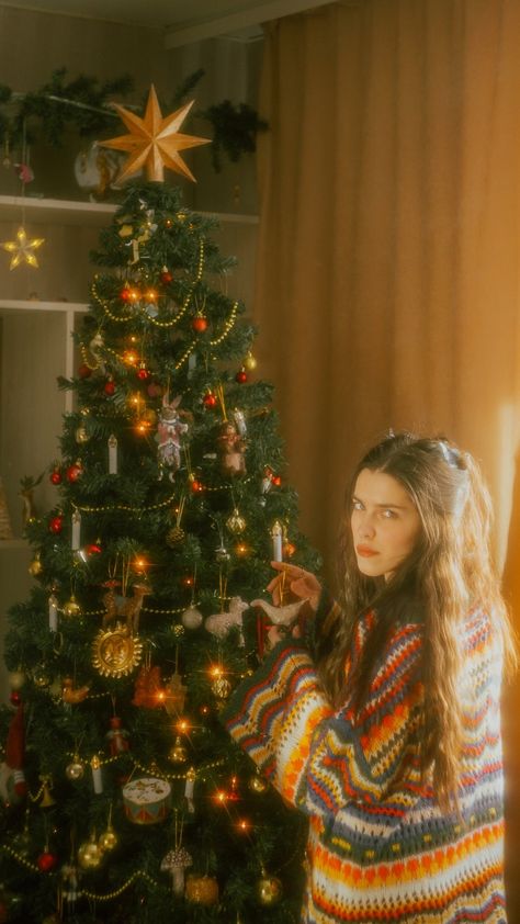 #vintagestyle #retroaesthetic #xmas #boho #bohemian #hippie #goblincore #cottagecore #fairycore #vintage #interior #designideas #cozyhome #bohemianinterior Christmas Aesthetic Photography, Moody Christmas Photography, Hippie Christmas Decor, Goblincore Christmas, 70s Christmas Aesthetic, Vintage Christmas Photoshoot, Hippie Christmas Tree, Christmas 70s, Christmas Tree Photoshoot