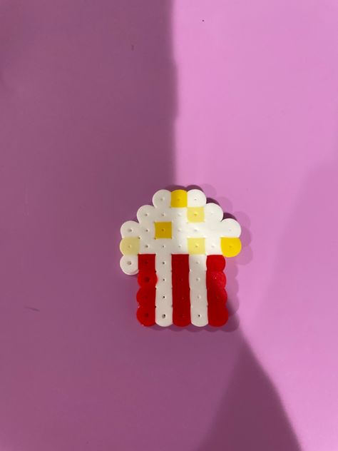 Mini Food Perler Beads, Popcorn Perler Beads, Mini Perler Bead Patterns Easy, Perler Bead Food Patterns, Pearl Or Bead Ideas, Small Perler Bead Patterns Minis, Perler Bead Food, Food Perler Beads, Peeler Bead Pattern