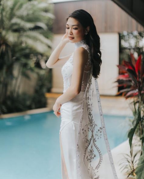 Grace in simplicity 🤍✨. This white wedding cheongsam blends the beauty of tradition with a modern twist, featuring a sleek silhouette and a detachable train that drapes elegantly from the back shoulder. A perfect reflection of timeless sophistication. Cheongsam @nicoleboenawan @nicoleboenawan.rent #nicoleboenawan #weddinggown #weddingdress #gaunwedding #fashiondesignerjakarta #customdressjakarta #sewagaunjakarta #sewagaun #cheongsamjakarta #gaunsangjit #gaunbridesmaid #sewagaunpengantin #fa... Wedding Cheongsam, Detachable Train, Wedding Vision, Back Shoulder, Custom Dresses, Cheongsam, White Wedding, The Beauty, Wedding Gowns