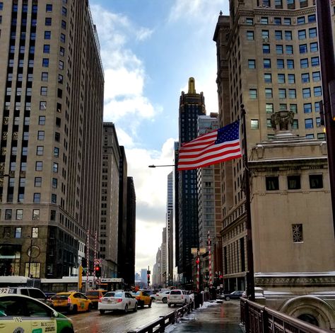 When visiting Chicago, you have to take a picture on the iconic Michigan Avenue bridge. #chicago #chicagowallpaper #michiganavenue #chicagothingstodo Chicago To Do, Chicago Wallpaper, Visiting Chicago, Michigan Avenue Chicago, Chicago Things To Do, Solo Activities, Chicago Museums, Visit Chicago, Michigan Avenue