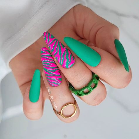 73 Green Nail Ideas to Fresh Your Style in Any Season New Summer Nails, Cool Summer Nails, Elegant Paintings, Green Nail Ideas, Summer Nails Designs, Bright Summer Colors, Summer Nails Almond, Nails Beach, Green Nail Designs