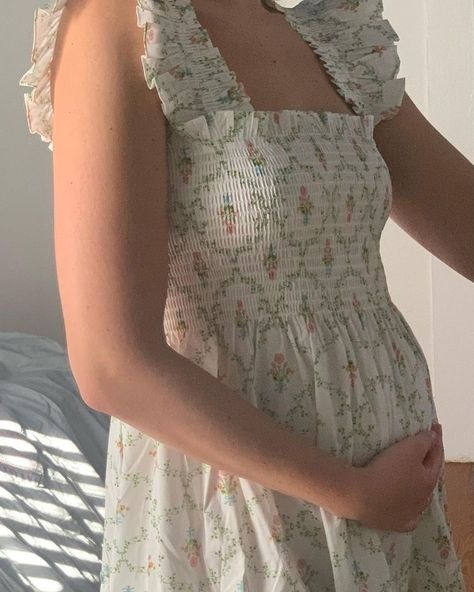 Pregnant Princess Aesthetic, Small Baby Bump Aesthetic, Teen Pregnancy Aesthetic, Familia Aesthetic, Pregnant Aesthetic, Hp Oc, Aesthetic Mom, Bump Pictures, Cute Maternity Dresses