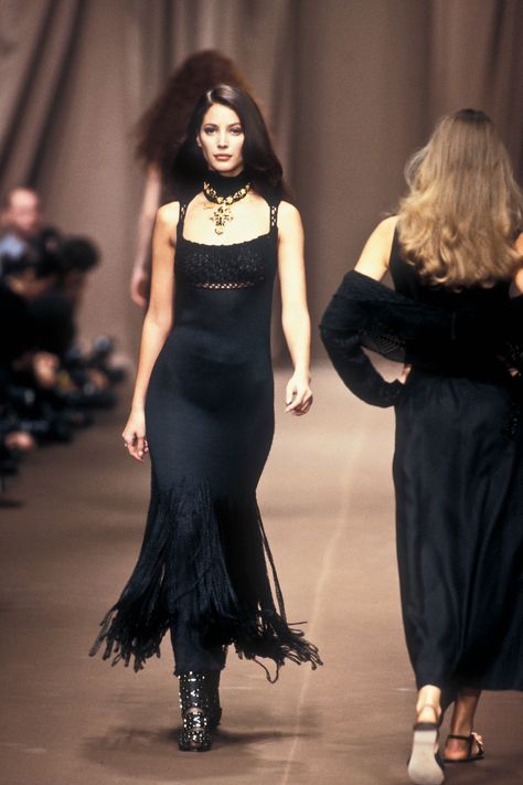 Beauty And Fashion Runway Fashion Couture, 90s Model, 70s Outfits, 1990s Fashion, Christy Turlington, Runway Dresses, Christian Lacroix, Dark Fashion, Mode Fashion