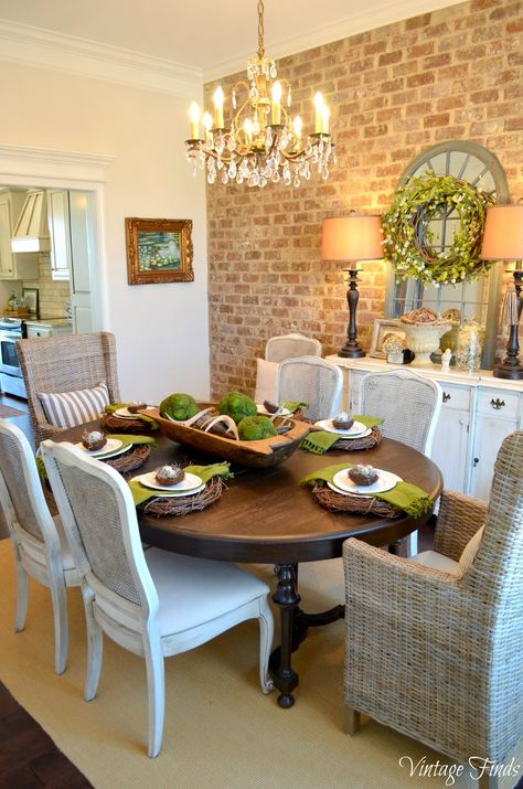 Vintage Finds: Spring Dining Room. I love everything about it! It's a modern vintage that I need to conserve for a new room French Country Dining Room Furniture, French Country Dining Room, Country Dining Rooms, French Country Dining, The Dining Room, Farmhouse Dining Room, Dining Room Inspiration, Decor Minimalist, Farmhouse Dining