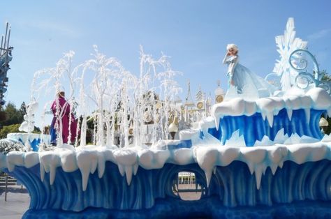 frozen pre parade disneyland Frozen Parade Float, Parade Float Ideas, Disney Christmas Parade, Parade Float Decorations, Christmas Parade Floats, Floating Decorations, Disney Parade, Frozen Christmas, Christmas Float Ideas