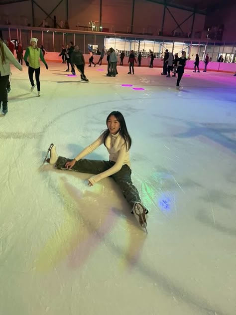 Summer Ice Skating Outfit, Simple Ice Skating Outfits, Ice Skating Photo Ideas, Ice Skating Aesthetic Outfit, Ice Skater Aesthetic, Ice Skating Pics, Ice Skating With Friends, Ice Skating Outfit Casual, Ice Skating Photos