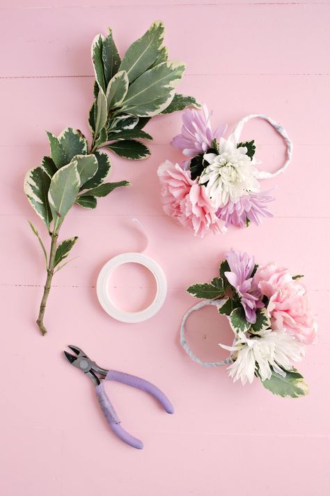 Flower Napkin Ring DIY - A Beautiful Mess Napkin Ring Diy, Diy Napkin Rings, Cincin Diy, Floral Napkin Rings, Napkin Rings Diy, Napkin Rings Wedding, Diy Napkins, Wedding Napkin, Diy Ring