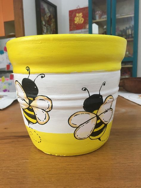 Bumble Bee Flower Pot, Bee Flower Pot, Bee Pot, Terra Cotta Pot Crafts Diy, Flower Pot Ideas, Clay Pot Projects, Honey Bee Decor, Flower Pot Art, Terra Cotta Pot Crafts