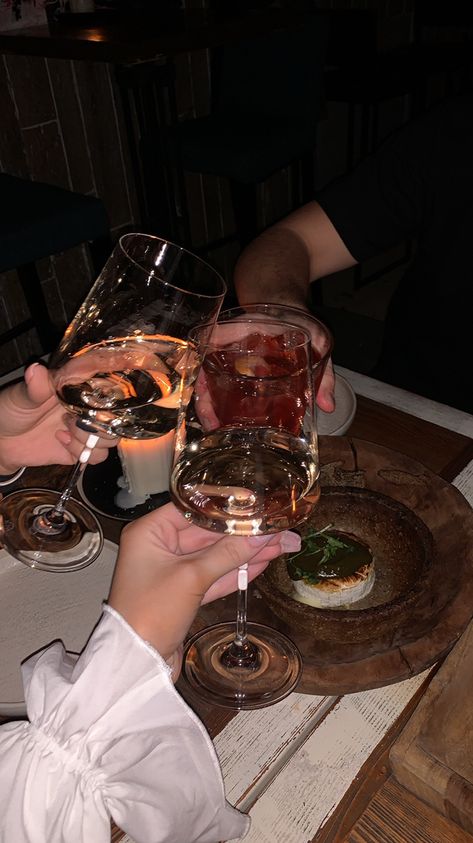 Alcohol Aesthetic, Rich Girl Lifestyle, Kid Friendly Travel Destinations, Pretty Drinks, Kid Friendly Trips, Food Snapchat, Night Aesthetic, Two People, Couple Aesthetic