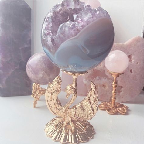 Crystal Figures Aesthetic, Pink Cottagecore Decor, Divinity Aesthetic, Pastel Crystals, Crystal Vibes, Fotografi Vintage, Crystal Aesthetic, Crystal Display, Pretty Rocks