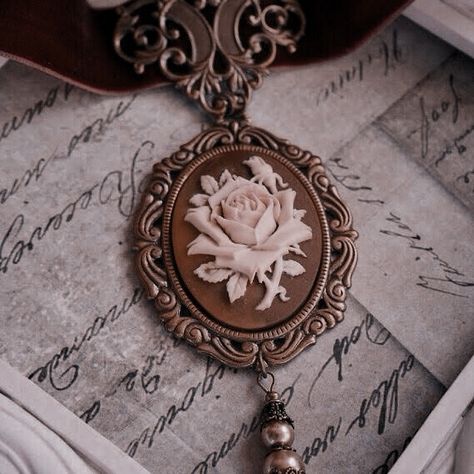 1840s Aesthetic, 1800s Aesthetic Wallpaper, Ashita No Nadja, 1800s Aesthetic, Royalty Core, Aphrodite Aesthetic, Royal Core, Royal Aesthetic, Ivory Roses