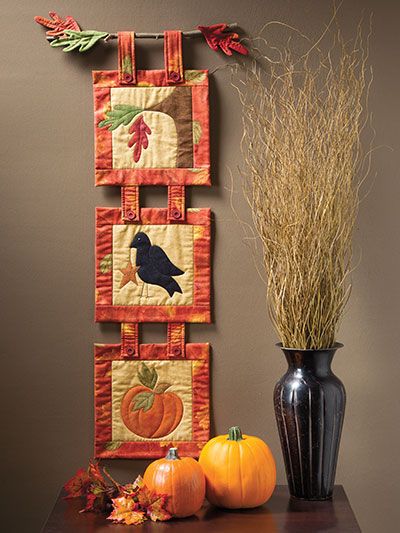 Fall Wall Hanging, Quilted Wall Hangings Patterns, Fall Sewing Projects, Fall Quilt Patterns, Wall Hanging Pattern, Quilt Display, Halloween Sewing, Fall Sewing, Hanging Quilts