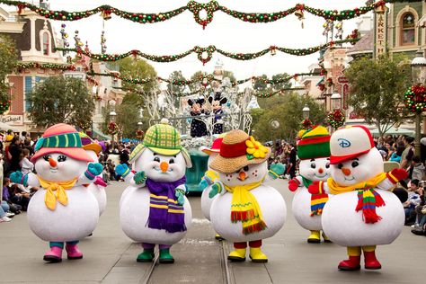 Disney Christmas Parade, Santa Claus Parade, Snowman Costume, Disney Parade, Christmas Parade, Mickey Y Minnie, Diy Christmas Decorations Easy, Disney Christmas, Disney Love