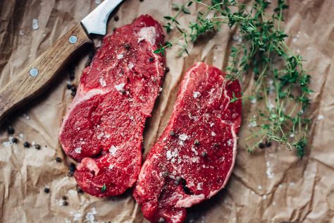 3 simple steps to prep your steak for the grill! #grilling #grill #summer #barbecue #bbq #steak #grilledsteak Barbeque Sides, How To Prepare Steak, Grilling The Perfect Steak, Organic Cooking, Vegan Grilling, Grilled Steak Recipes, Healthy Grilling, Steak Seasoning, Grilled Steak