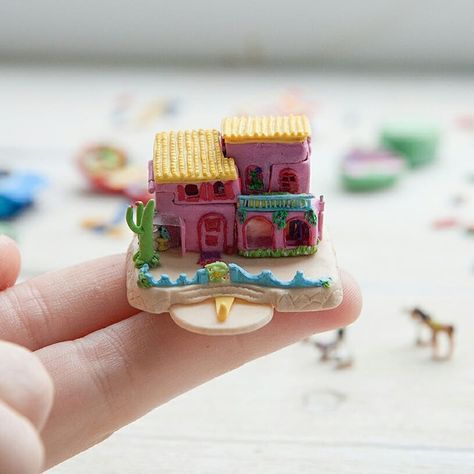 Tiny 1:12 scale Polly Pocket mansion :) Made completely by hand from polymer clay😊 ______________________ For purchasing information please…