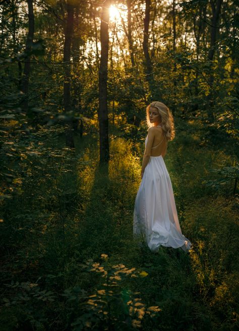 Mystical Senior Pictures, Unique Outdoor Senior Pictures, Senior Photo Forest, Butterfly House Photoshoot, White Dress Nature Photoshoot, Fall Senior Photoshoot Ideas, Senior Picture Ideas Cottage Core, Senior Picture Ideas Golden Hour, Forest Birthday Photoshoot