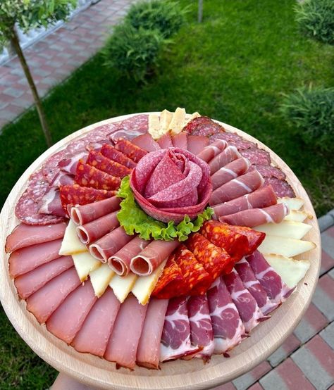 Amazing Food Platters, Fruit Platter Designs, Decorações Com Comidas, Amazing Food Decoration, Party Food Buffet, Catering Ideas Food, Party Food Platters, Charcuterie Recipes, Food Carving