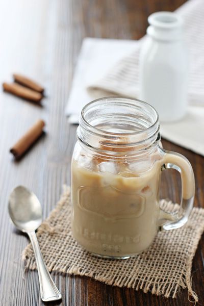 Recipe for honey cinnamon iced latte - make this coffee shop beverage at home! With a honey cinnamon simple syrup for hot or cold coffee! Honey Latte, Cinnamon Simple Syrup, Coffee Desserts, Cold Brew Coffee Recipe, Cinnamon Honey, Honey Cinnamon, Market Ideas, Vodka Drinks, Honey Recipes