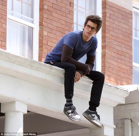 Spider-Man: Andrew Garfield perches on his characters fictional home in New York dressed as Peter Parker, Spideys alter-ego Andrew Garfield Spiderman, Garfield Spiderman, Peter Parker Spiderman, Foto Top, Andy Biersack, Actrices Hollywood, The Perfect Guy, Andrew Garfield, Amazing Spiderman