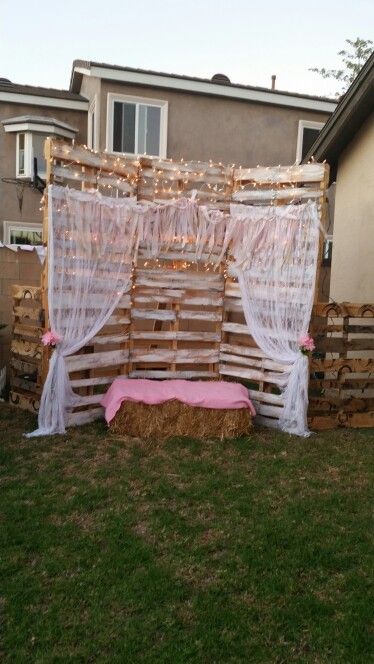 Sweet 16 Backdrop Ideas Diy Photo Booth, Sweet 16 Barn Party Ideas, Pallet Photo Booth, Sweet 16 Photo Booth Backdrop, Dolly Parton Party Decorations, Western Brunch, Sweet 16 Photo Booth, Country Sweet 16, Country Birthday Party