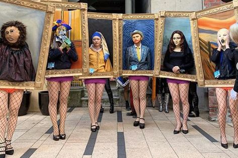 These Six Art Students Dressed Up As Iconic Works Of Art And Won First Prize Painting Costume, Costumes For Work, Japan Dress, Halloween Costumes For Work, Halloween Parade, Whimsical Paintings, Famous Paintings, Group Halloween Costumes, Famous Art