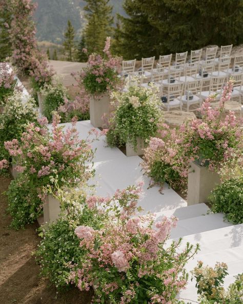 Siloh Floral Artistry (@silohfloral) • Instagram photos and videos Diamond Wedding Theme, Mood Wedding, Mountaintop Wedding, Royal Outfit, C Photo, Wedding Collage, Floral Styling, Mountain Top Wedding, Aisle Flowers