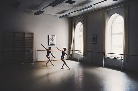 i'd like to live in new york so i could take ballet classes in a studio like this. Ballet Studio, Shall We Dance, Ballet Photography, Ballet Class, Dance Photos, Dance Life, Dance Art, Dancing Queen, Dance Photography