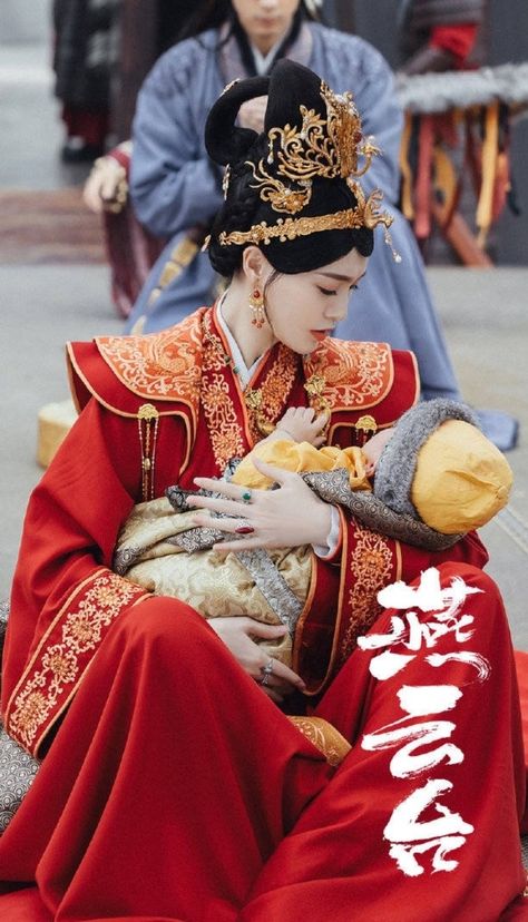 Imperial Clothing, Chinese Family, Traditional Asian Dress, Pregnant Lady, Chinese Historical Drama, Chinese Traditional Costume, Ancient Chinese Clothing, Chinese Costume, Korean Traditional Dress