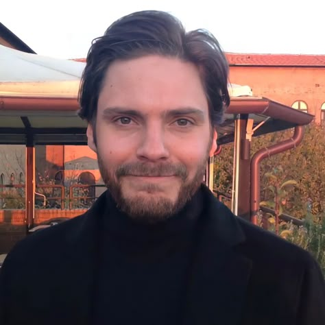 Daniel Brühl The Alienist, Daniel Bruhl, Baron Zemo, Daniel Brühl, Addicted To Love, Fav Celebs, Real Man, Good Looking Men, The Conjuring