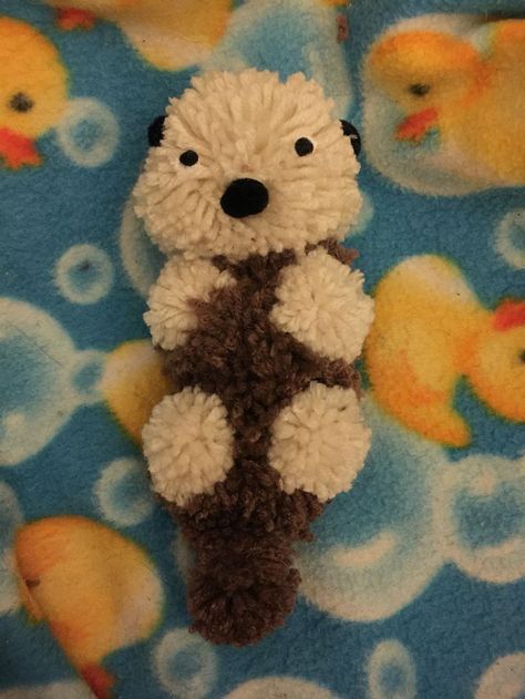 Pom Pom baby otter Yarn Animals, Baby Otter, Pom Pom Animals, Diy Pom Poms, Pom Pom Baby, Pom Pom Rug, Kids Car, Yarn Dolls, Diy Pom Pom