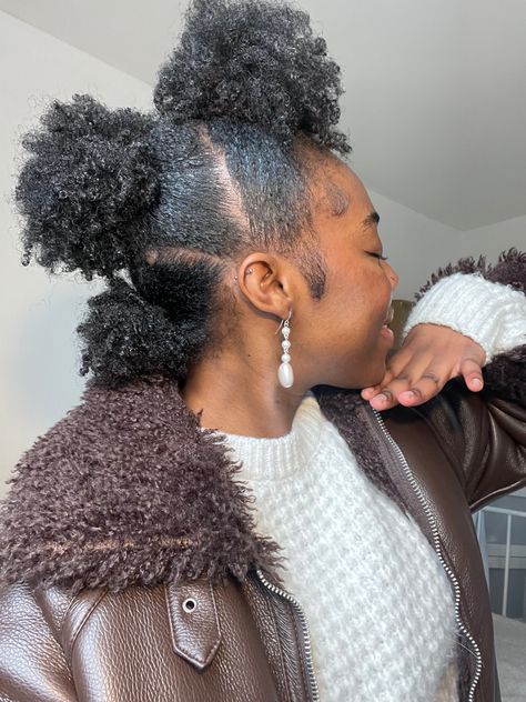 Mohawk 4c Hair, Afro Mohawk Women Natural Hairstyles, 4c Mohawk, Baddie Braid Hairstyles, Creative Natural Hairstyles, Mohawk Hairstyles For Black Women, Side Braids Hairstyles, Afro Mohawk, Natural Hair Mohawk