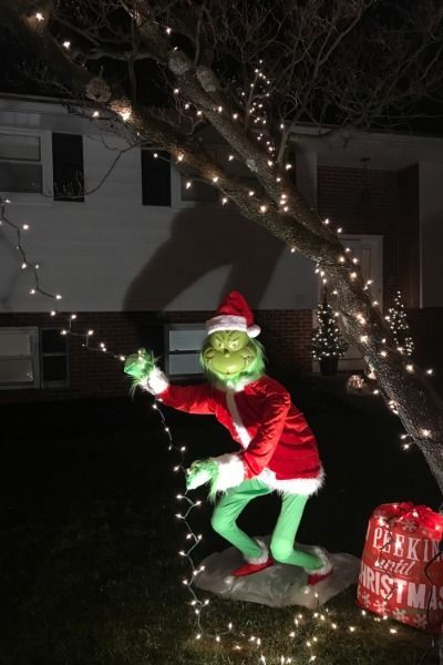 DIY life size Grinch Decoration. Making a Grinch  outdoor Christmas Decoration Front Yard Christmas, Grinch Yard Decorations, Christmas Dorm, Diy Grinch, Diy Yard Decor, Grinch Decorations, Christmas Decoration Diy, Dorm Ideas, Grinch Christmas