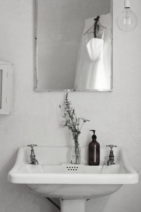 + Bad Inspiration, Craftsman Bungalows, Vintage Interior, Vintage Bathroom, Laundry In Bathroom, A Mirror, Beautiful Bathrooms, Bathroom Styling, Cheap Home Decor