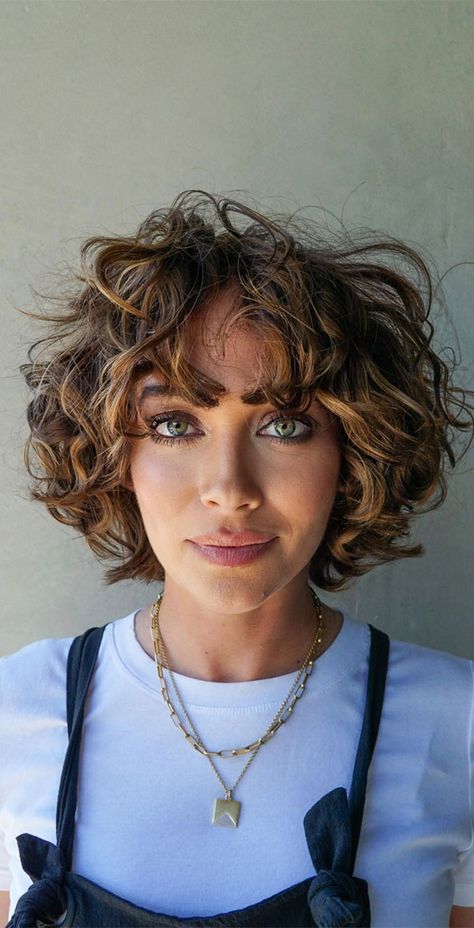 Short Wavy Haircuts, Bob Haircut Curly, Wavy Haircuts, Short Curly Haircuts, Medium Curly Hair Styles, Short Curly Bob, Haircuts For Curly Hair, Natural Curls Hairstyles, Short Wavy Hair