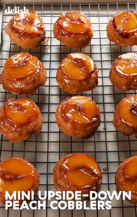 Mini Peach Cobbler, Shareable Desserts, Peach Upside Down Cake, Mini Dessert Recipes, Peach Desserts, Mini Treats, Cream Pie Recipes, Peach Cobbler Recipe, Homemade Apple Pies