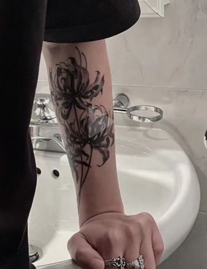 Spider Lily Tattoo Black And White, Spider Lilly Tatoos Black, Discreet Anime Tattoo, Spider Lily Tattoo Arm, Spiderlili Tattoo Black, Spider Lily Tattoo Men, Spider Lily Tattoo Black, Tokyo Ghoul Flower Tattoo, Sleeve Tattoos Arm