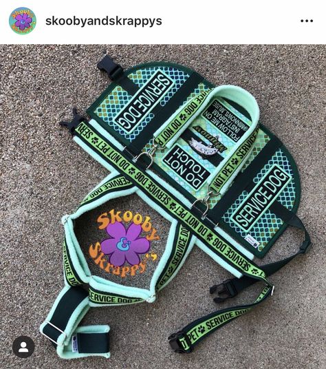 Cutest service dog vest I’ve ever seen. I want it so bad. @skoobyandskrappy’s on insta. Service Dog Accessories, Service Dog In Training Gear, Service Dog In Training Vest, Assistance Dog Gear, Service Dogs Vest, Service Dog Vest Pattern, Psychiatric Service Dog Gear, Service Dog Vest Ideas, Cute Service Dog Vest