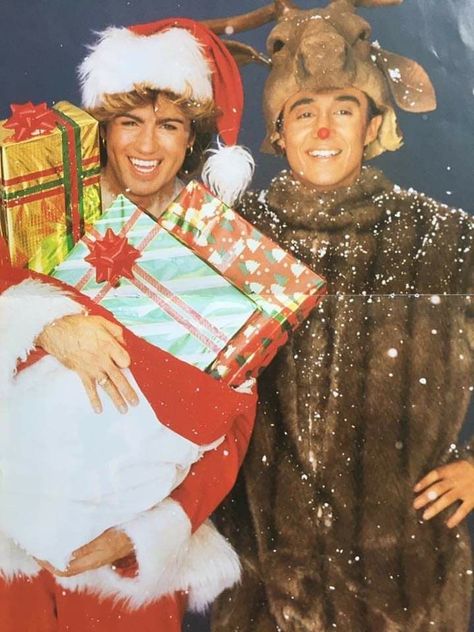 70s Christmas Aesthetic, Wham Christmas, George Michael Christmas, Christmas Shooting, Christmas Lockscreen, Andrew Ridgeley, George Michael Wham, Music Pics, 90s Music