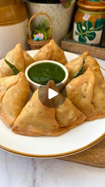 Aloo Samosa Recipe Video, Veg Samosa Recipe, Aloo Samosa Recipe, Indian Snacks Recipes Easy, Home Made Samosa, Samosa Video, Samosa Recipe Indian, Indian Samosa Recipe, Samosa Recipe Videos