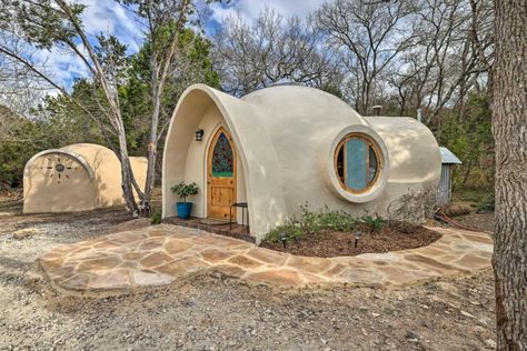 This Earthen home is a new style of tiny living that is both modern and rustic with a true R&R feeling to satisfy your soul. Organic Building Architecture, Aircrete Homes, Earthbag House, Earthen Home, Monolithic Dome Homes, Super Adobe, Dome Houses, Earth Sheltered Homes, Small Seating Area