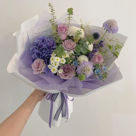 Ramos de flores hermosos que toda chica quisiera recibir Prettiest Bouquet, Lavender Aesthetic, Purple Bouquet, Boquette Flowers, A Bouquet Of Flowers, Flowers Bouquet Gift, Beautiful Bouquet Of Flowers, Luxury Flowers, Bouquet Of Flowers